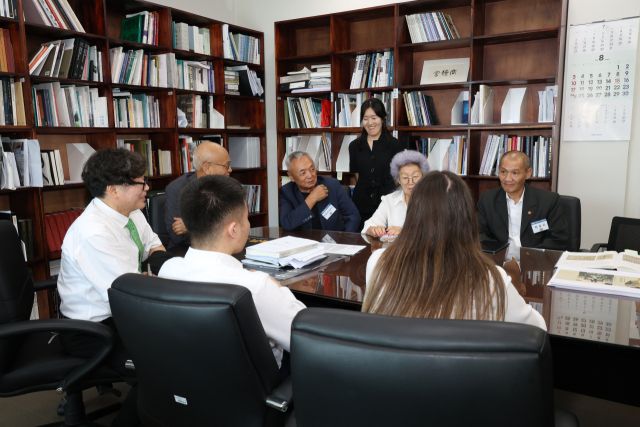 이동국 경기도박물관장 등이 국외 거주 독립운동가 후손들과 환담하고 있다. 경기문화재단 제공