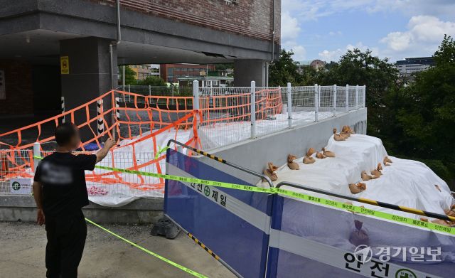 옹벽붕괴 우려 수원 다세대주택, 18일부터 정밀안전진단 시행 [포토뉴스]