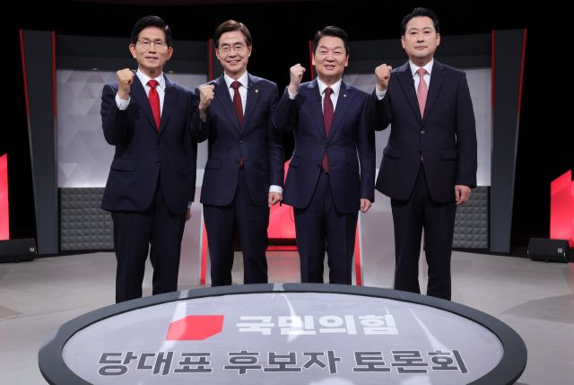 국민의힘 당 대표 선거에 출마한 후보들이 17일 서울 여의도 KBS에서 열린 2차 텔레비전 토론회에 앞서 기념 촬영을 하고 있다. (왼쪽부터) 김문수, 조경태, 안철수, 장동혁 후보. 연합뉴스