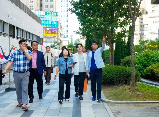 경기도 특별조정교부금 사업 현장인 하남시 미사문화거리 현장을 찾고 있는 정병용 하남시의회 부의장과 관계 공직원들. 정병용 부의장 제공