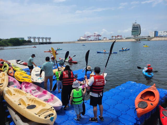 지난 2024년 열린 '2024 정서진 아라뱃길 카약축제'에서 참가자들이 카약을 즐기는 모습. 한국수자원공사 아라뱃길지사 제공