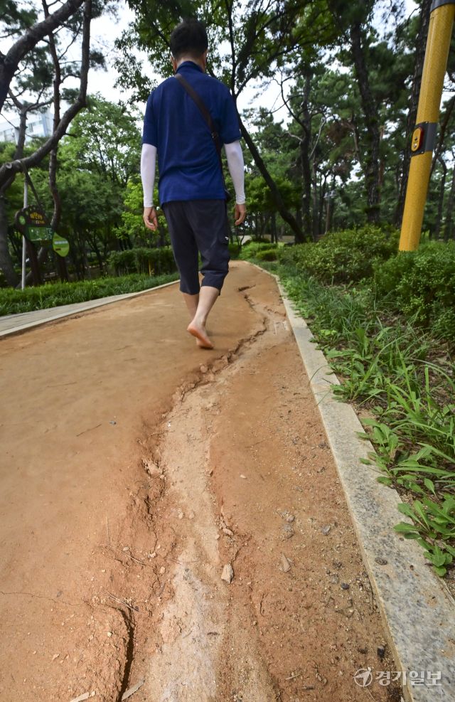 폭우로 망가진 맨발 걷기길 [포토뉴스]