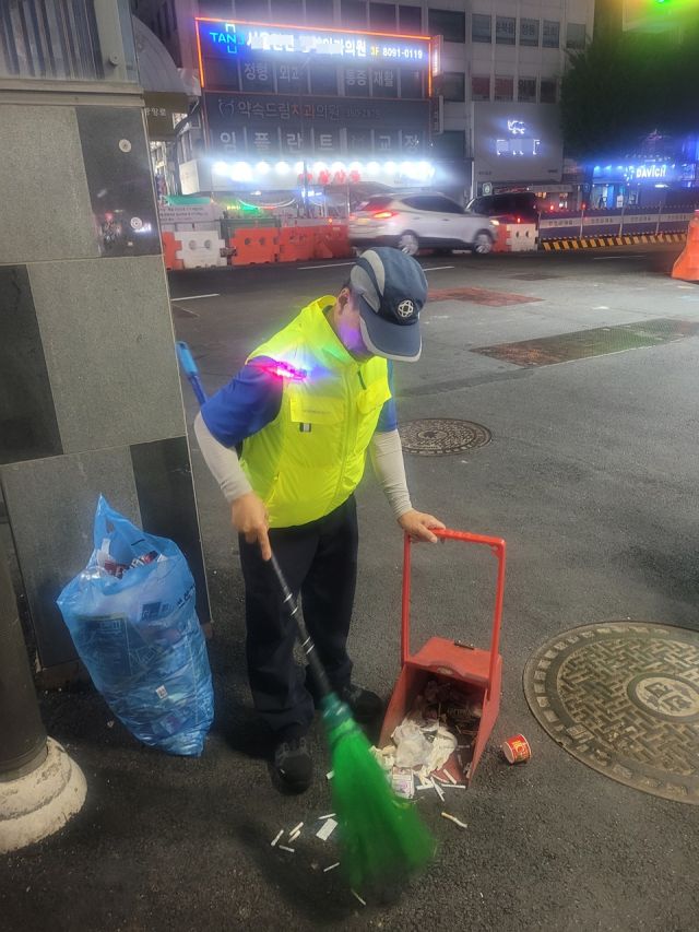 안양시 환경공무관이 ㈜신풍산업이 기부한 어깨 경광등을 착용하고 야근 근무를 하고 있다. 안양시 제공.