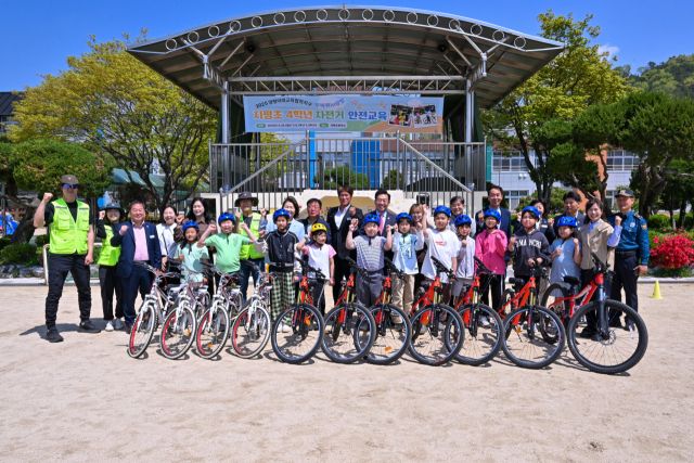 초등학교 4학년 전원에게 자전거 교육과 생태 체험을 제공하는 ‘두바퀴 in 양평’ 프로그램 모습. 양평군 제공