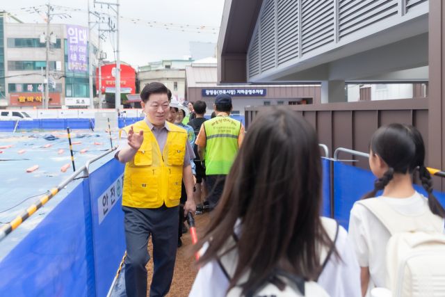 박승원 광명시장이 18일 오전 광명초등학교 임시 통학로를 찾아 등굣길 안전지도를 하고 있다. 광명시 제공