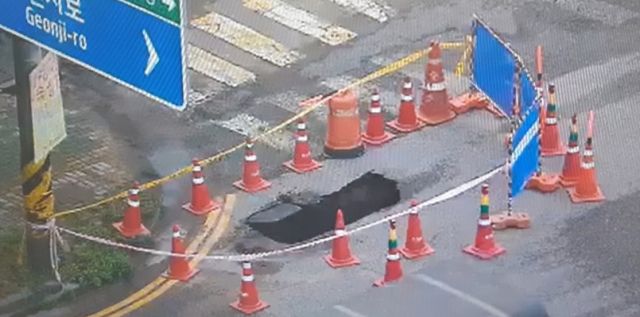 지난 18일 오후3시22분께 인천 서구 석남동 한 도로에 땅꺼짐이 일어나 차로 통행이 부분적으로 제한됐다. 인천소방본부 제공