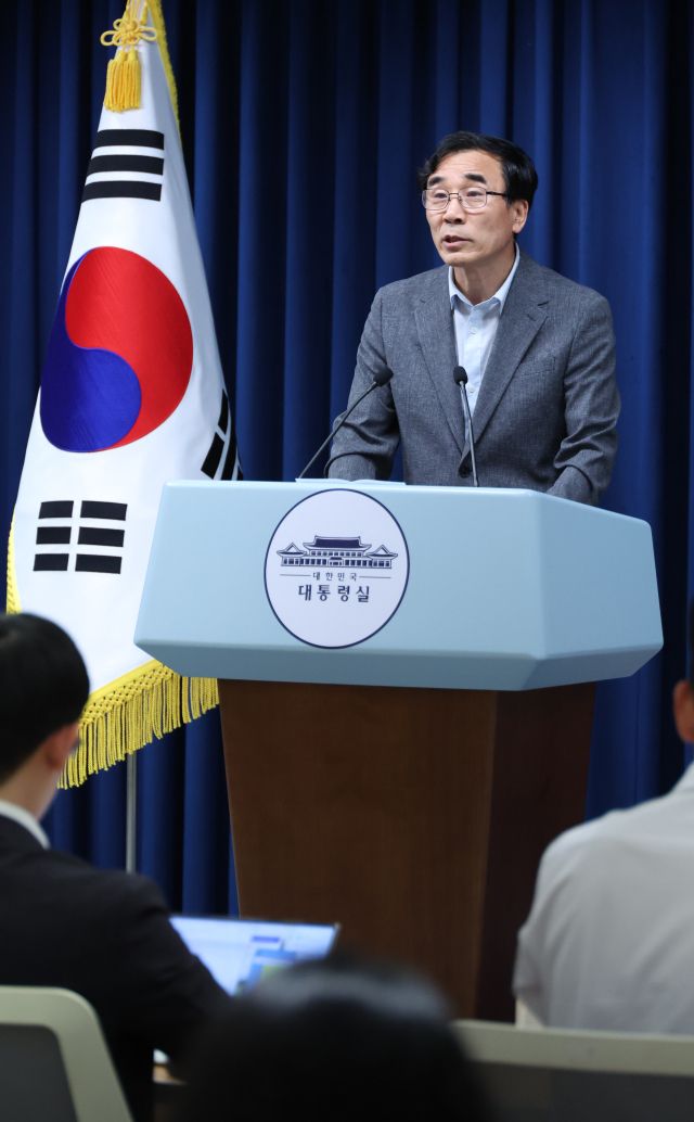 전성환 경청통합수석이 18일 용산 대통령실 기자회견장에서 청년담당관 채용 관련 브리핑을 하고 있다. 연합뉴스