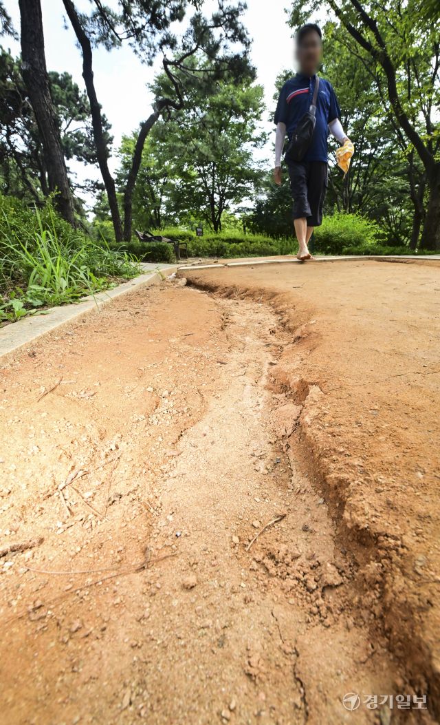 폭우로 망가진 맨발 걷기길 [포토뉴스]