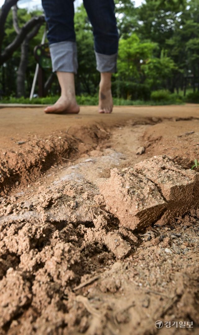 폭우로 망가진 맨발 걷기길 [포토뉴스]