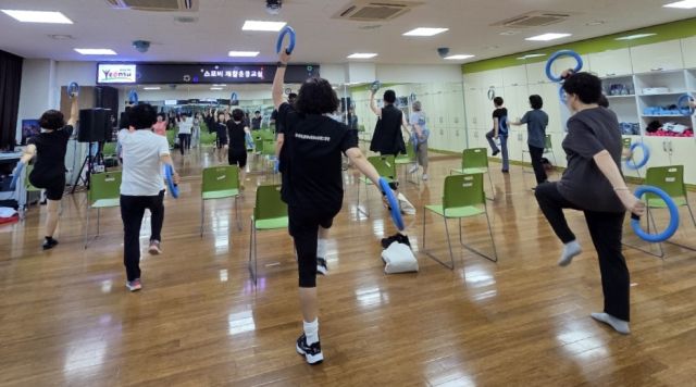 연수구 주민들이 스모비 재활 운동 교실에 참여하고 있다. 연수구 제공