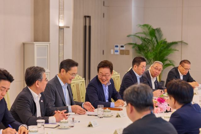 이재명 대통령이 19일 서울 용산 대통령실 청사에서 미일 순방 경제인 간담회를 하고 있다. 왼쪽부터 장재훈 현대차 부회장, 이재용 삼성전자 회장, 이 대통령, 구광모 LG그룹 회장, 박지원 두산그룹 부회장 겸 두산에너빌리티 회장, 위성록 국가안보실장. 연합뉴스