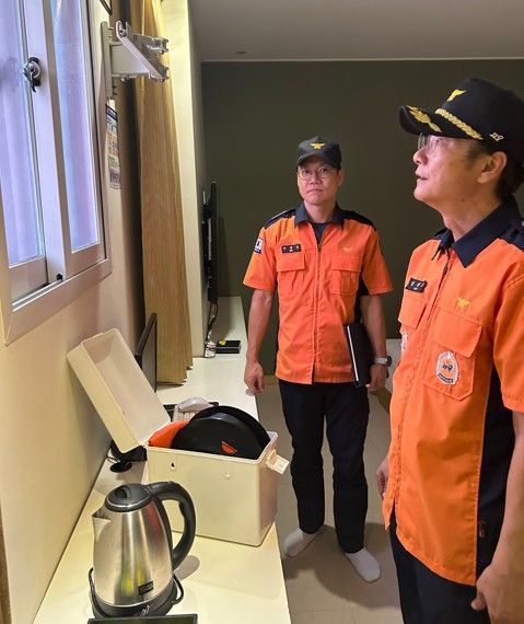 포천소방서 임찬모 서장이 여름철 숙박객 증가에 따른 화재 위험 대비를 위해 지역 수박업소 비상구 폐쇄 여부 객실 내 대피용품 비치 상태 등을 점검하고 있다. 포천소방서 제공