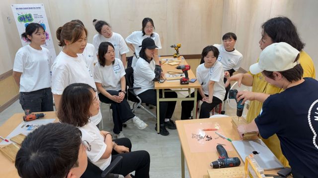 의정부가 운영 중인 청년공간기획단 시공 프로그램에 참여한 청년들이 공구사용법을 배우고 있다. 의정부시 제공