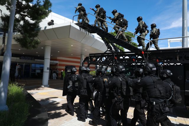 국가중요시설 복합테러 대응훈련 중 인질구출을 위해 병력이 투입되고 있다. IPA 제공