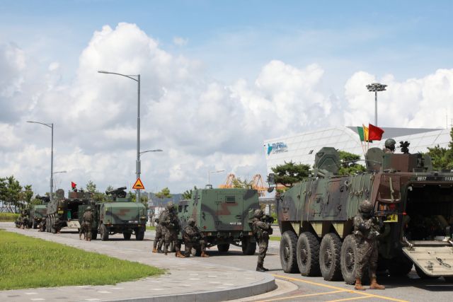 국가중요시설 복합테러 대응훈련 중 병력이 크루즈터미널을 포위하고 있다. IPA 제공