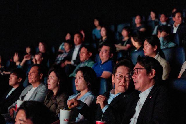 이재명 대통령과 김혜경 여사가 17일 서울 용산CGV에서 배우 조진웅 씨와 함께 '독립군:끝나지 않은 전쟁' 영화를 관람하고 있다. 연합뉴스