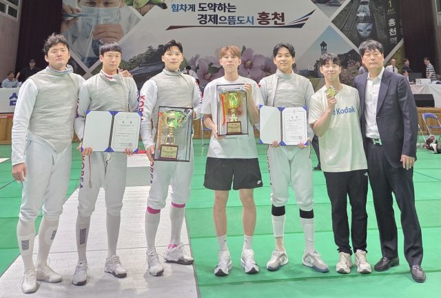 제65회 대통령배 전국남녀펜싱선수권대회 남자부 플뢰레 단체전서 3년 만에 대회 정상을 되찾은 경기 광주시청 선수단.광주시청 제공