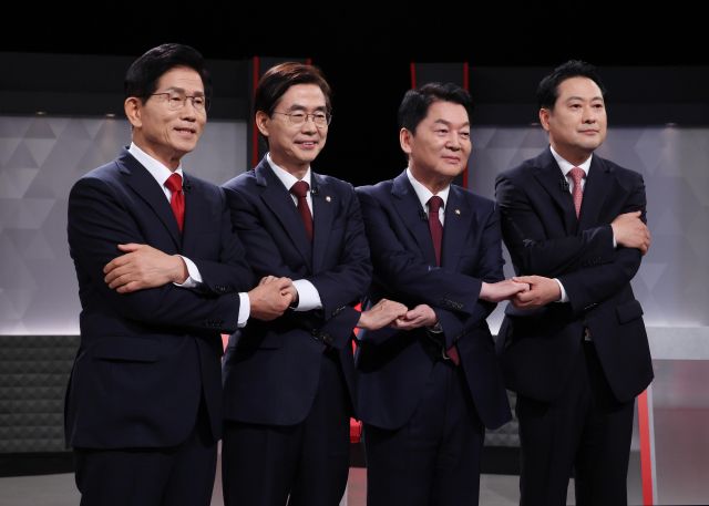 지난 17일 국민의힘 당 대표 선거에 출마한 후보들이 여의도 KBS에서 열린 2차 텔레비전 토론회에 앞서 기념 촬영을 하고 있다. 연합뉴스