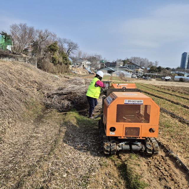 평택시가 최근 오성면 소재 한 농가를 찾아 영농 부산물을 파쇄하고 있다. 평택시 제공