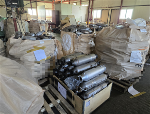 한 유통업체 창고에서 해외 미인증 장치(완제품)가 대량 보관돼 있는 모습. 환경부 제공