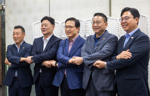 임태희 경기도교육감이 19일 오전 간담회에 참석해 최종현 더불어민주당 대표, 이용욱 더불어민주당 총괄수석부대표, 백현종 국민의 힘대표, 이용호 국민의힘 총괄수석부대표와 기념촬영을 하고 있다. 경기도교육청 제공