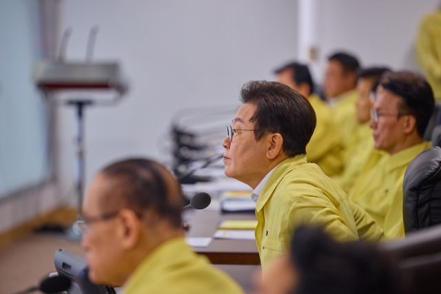 이재명 대통령이 18일 서울 용산 대통령실 청사에서 열린 을지 국가안전보장회의(NSC)에서 보고를 받고 있다. 연합뉴스