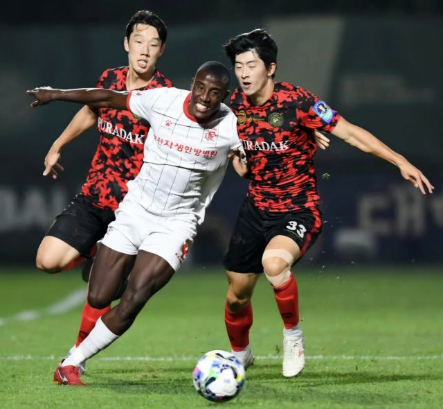 부천FC가 20일 광주FC와 코리아컵 1차전을 치른다. 사진은 FA컵 8강 김포와의 경기 장면. 부천FC 제공