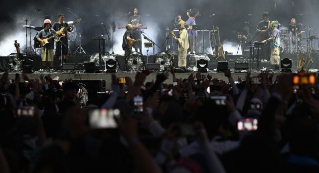 HYUKOH &amp; SUNSET ROLLERCOASTER가 공연에 나서자 관객들이 휴대전화로 공연 장면을 촬영하고 있다. 조주현기자