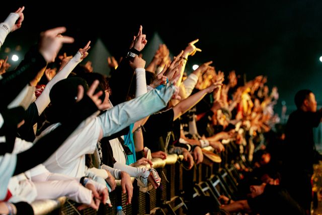관객들이 환호하며 무대에 오르는 헤비메탈밴드 ‘메써드’를 맞이하고 있다. 황영식기자