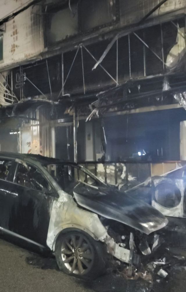 지난 1일 오후 9시48분께 평택시 서정동 한 다가구주택 인근 도로에서 발생한 차량 화재 모습. 경기도소방재난본부 제공