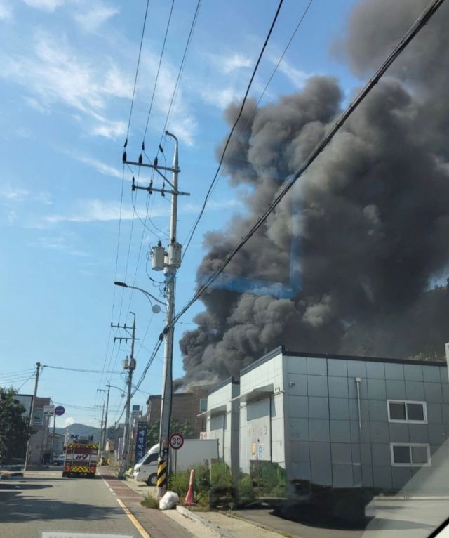 2일 오후 3시24분께 안산시 상록구 팔곡일동 한 건설회사 건물에서 화재가 발생했다. 경기도소방재난본부 제공