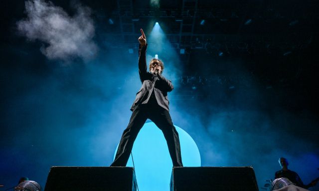 Pulp 보컬 자비스 코커가 2025 인천펜타포트 락 페스티벌 두번 째 날 메인 무대를 화려하게 장식하고 있다. 윤원규기자