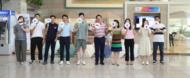 최대호 시장과 직원들은 손부채를 들고 하절기 복장 간소화를 독려했다. 안양시 제공.