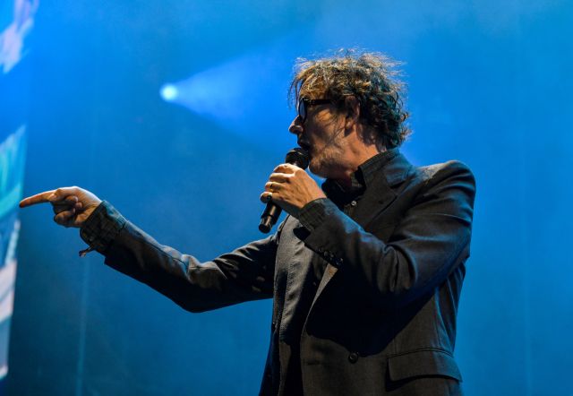 Pulp 보컬 자비스 코커가 관객들에게 함께 부를 것을 제안하고 있다. 윤원규기자