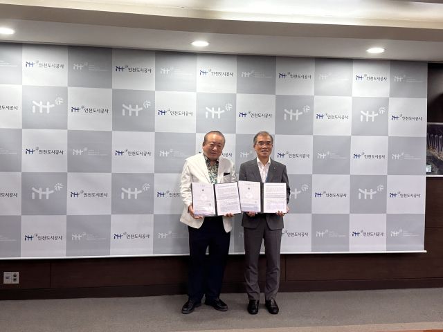 인천도시공사(iH)가 ㈜싸이칸개발과 ㈜씨앤케이건설(구 인천도시관광) 주식에 대해 주주간 지분가치 보전 합의서를 맺고 기념촬영을 하고 있다. 인천도시공사 제공