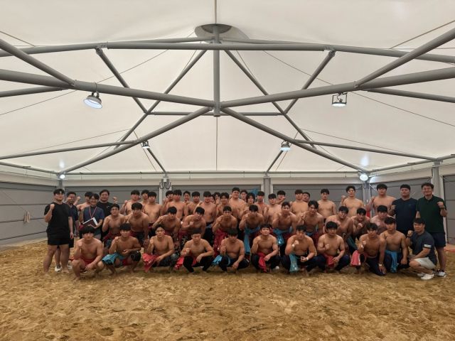 광주시 직장운동경기부 씨름팀은 지난 12일 단국대학교, 세한대학교, 전주대학교 씨름부 선수들과 함께 초월생활체육공원에서 합동 훈련을 진행했다. 이번 훈련은 대학 선수들과 실전 경험을 공유하고 상호 기술 교류를 통해 경기력을 향상시키기 위해 마련됐다.(광주시제공)