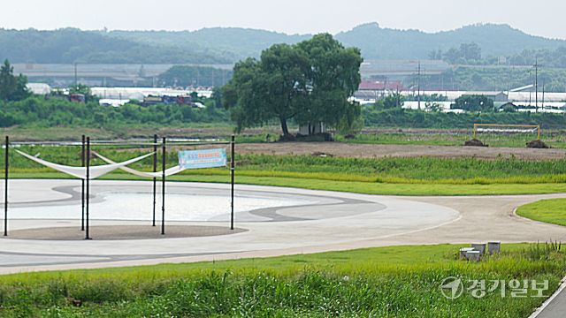 고양 덕양구 관산동 공릉천변 발물놀이터(앞)와 벽제축구장(뒤) 전경. 신진욱기자