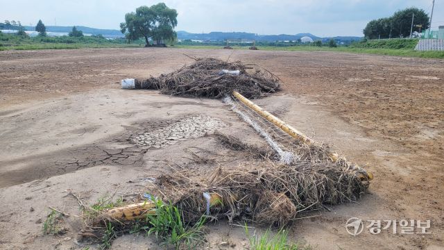 고양 덕양구 관산동 공릉천변에 위치한 벽제축구장 골대가 지난 13일 내린 폭우로 바닥에 넘어져 있다. 신진욱기자