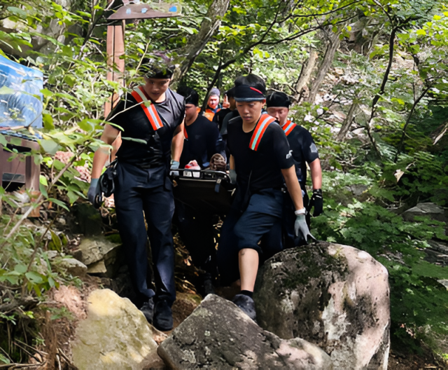 포천 운악산 산행 중 부상자를 포천소방서 산악구조대가 구조하고 있다. 포천소방서 제공