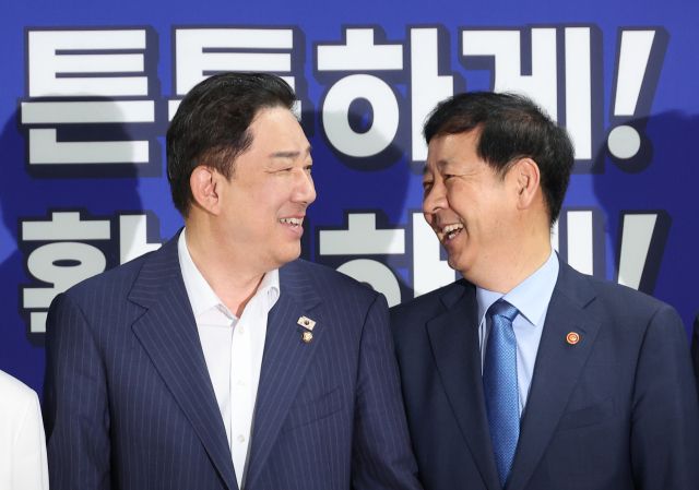 20일 국회 의원회관에서 열린 새정부 경제성장전략 관련 당정 협의에서 더불어민주당 김병기 원내대표(왼쪽)와 구윤철 부총리 겸 기재부 장관(오른쪽)이 기념 촬영에 앞서 대화하고 있다. 연합뉴스