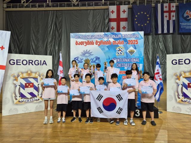 조지아 바투미시에서 열린 ‘제9회 국제 체스 페스티벌–바투미시컵 2025’에 출전한 위즈체스아카데미 선수단이 기념사진을 촬영하고 있다. 위즈체스아카데미 제공