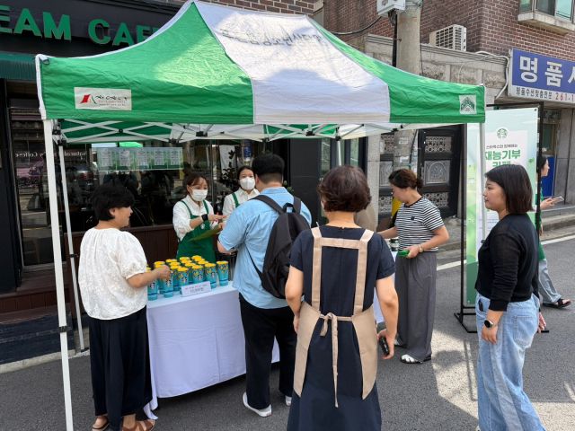 20일 오전 용인시 수지구 풍덕천동 청소년자립카페 카페더드림에서 가정 밖 청소년 자립기금 모금을 위한 ‘재능기부카페 바자회’가 진행되고 있다. 용인푸른꿈청소년쉼터 제공