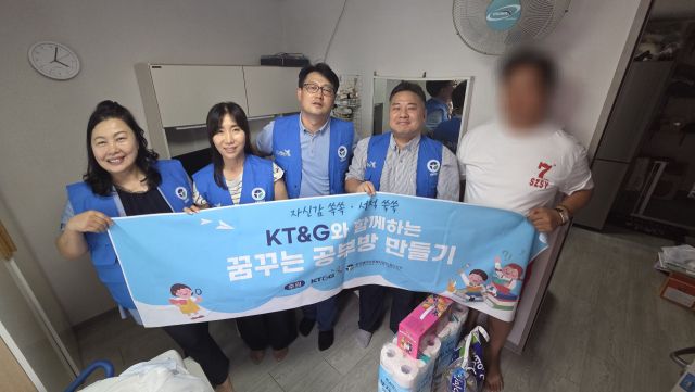 한국법무보호복지공단 경기지부와 KT&amp;G, 한마음주거지원위원회 관계자들이 20일 보호대상자 가정을 방문해 ‘꿈꾸는 공부방 만들기’ 사업을 진행하며 기념촬영을 하고 있다. 한국법무보호복지공단 경기지부 제공