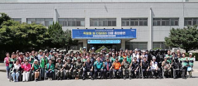 20일 인천구치소에서 열린 폭발물 및 인질테러 대응 종합훈련을 마친 뒤 참가자들이 기념촬영을 하고 있다. 미추홀구 제공