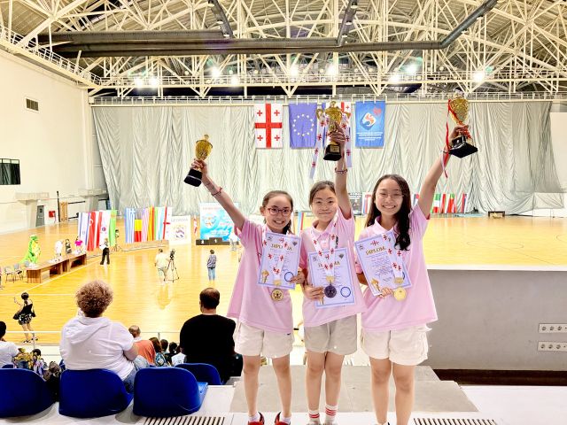 조지아 바투미시에서 열린 ‘제9회 국제 체스 페스티벌–바투미시컵 2025’에 출전한 (왼쪽부터)김주연, 이지안, 김도연 선수가 입상 트로피를 들어올리고 있다. 위즈체스아카데미 제공