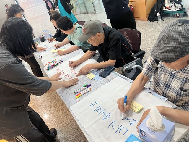 최근 용인문화원의 ‘독립의 빛을 재건하다. AR삼악학교’ 체험 프로그램이 용인시 광복절 기념행사에서 열리고 있다. 용인문화원 제공