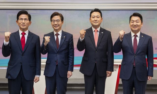 국민의힘 당 대표 선거에 출마한 후보들이 지난 19일 서울 중구 TV조선 스튜디오에서 열린 6차 전당대회 3차 텔레비전 토론회에 앞서 파이팅을 외치고 있다. (왼쪽부터) 김문수, 조경태, 장동혁, 안철수 후보. 연합뉴스