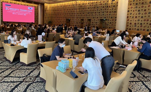지난 1월 태국 방콕에서 열린 ‘2025 태국 뷰티 수출상담회’에서 인천 기업 관계자들이 사업 설명을 하고 있다. 인천TP 제공