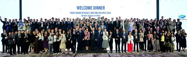 유정복 인천시장과 APEC 참가자들이 지난 13일 중구 인스파이어리조트에서 열린 ‘APEC 제3차 고위관리회의 만찬’에서 기념촬영을 하고 있다. 인천시 제공