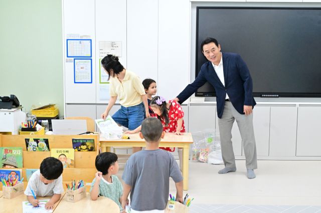 백영현 포천시장이 안산원곡초를 방문해 다문화 학생 교육과정 운영과 학교 공간 등을 세밀히 살펴며 포천지역 학생 맞춤형 교육환경 조성을 위한 정책 해법을 찾고 있다. 포천시제공